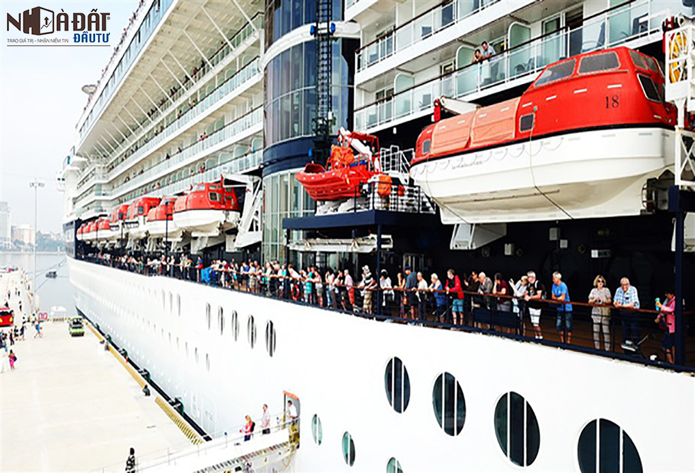 Cảng tàu khách du lịch quốc tế Hạ Long lần đầu đón hai tàu 5 sao neo đậu cùng lúc